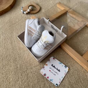 پاپوش ادیداس سفید خط صورتی